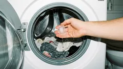 Proč se vyplatí dávat kostky ledu do pračky: účinný trik do domácnosti