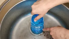 Ucpanou trubku vyčistíte i bez zvonu a chemie: zapamatujte si tento jednoduchý trik