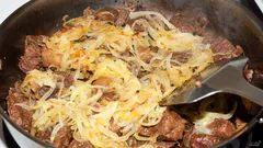 Maso nebo cibule: Co je lepší opékat jako první? Šéfkuchař dal nečekanou radu