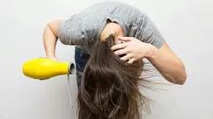 Je možné sušit vlasy hlavou dolů? Trichologové dali nejednoznačnou odpověď