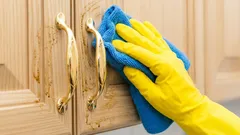 Kuchyňská dvířka zbavíte mastnoty za 5 minut: tento prostředek problém rychle vyřeší