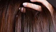 Lednice místo salonu: potraviny z kuchyně, které vlasům vrátí lesk a hustotu