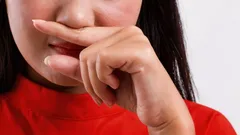 Psychologové: Co znamená, když se člověk během rozhovoru dotýká nosu?