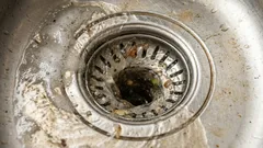 Stačí 5 kapek a voda poteče jako vodopád – jednoduchý způsob, jak uvolnit ucpaný odpad v umyvadle