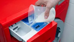 Odstraní vodní kámen, plíseň i nepříjemný zápach: stačí to nasypat do pračky