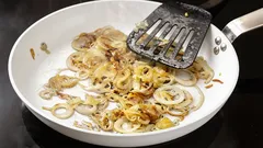Jeden trik a smažená cibule bude křupavá: stačí tohle přidat do pánve