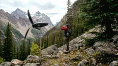 Konec solárních panelů: tato větrná turbína se vejde do batohu a funguje i v dešti