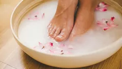 Přidejte to do vody a namočte si v ní nohy: suché a popraskané paty budou minulostí