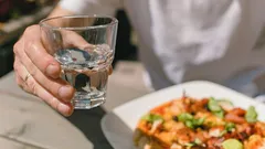 Lze jídlo zapíjet vodou? Dietolog vysvětlil, jaký to má vliv