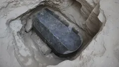 V Egyptě objevili obrovský hermeticky uzavřený 27tunový sarkofág: co v něm našli?