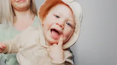 Tajemství dětského smíchu: proč se miminka začnou hlasitě smát dříve, než začnou mluvit?